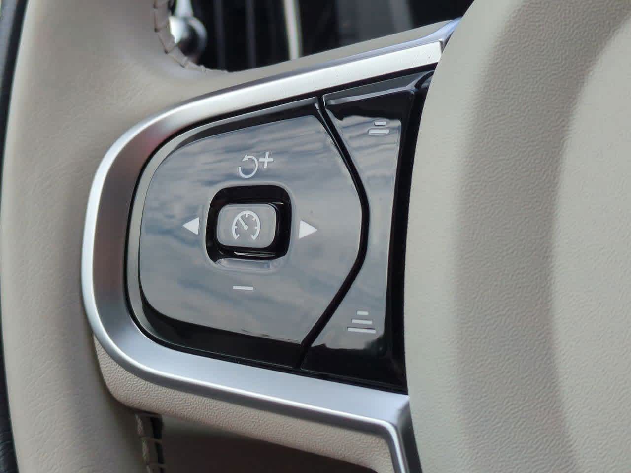 Thumbnail: 2025 Volvo XC60 - 18