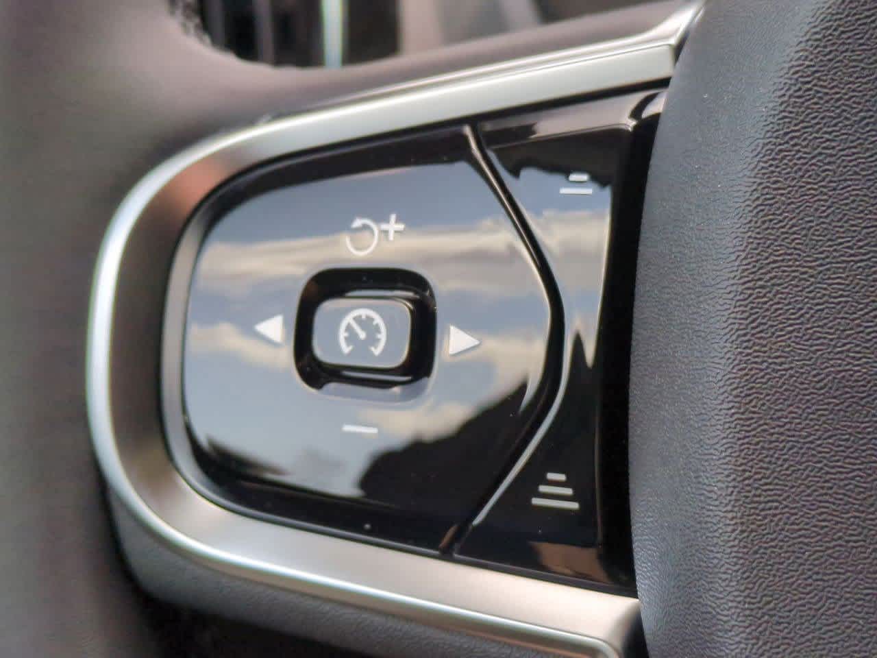Thumbnail: 2025 Volvo XC60 - 23