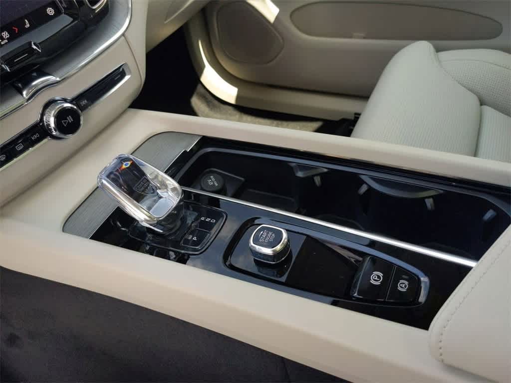 Thumbnail: 2025 Volvo XC60 - 24