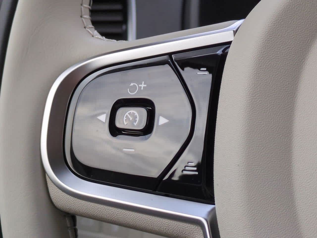 2025 Volvo XC90 T8 Plus 24