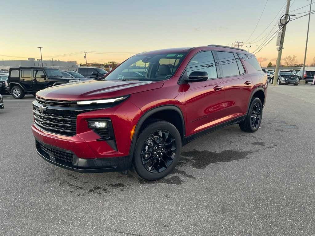 Used 2025 Chevrolet Traverse LT SUV