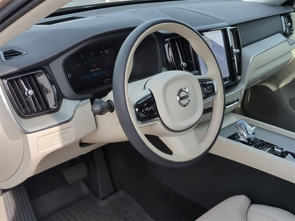 2025 Volvo XC60 T8 photo 2