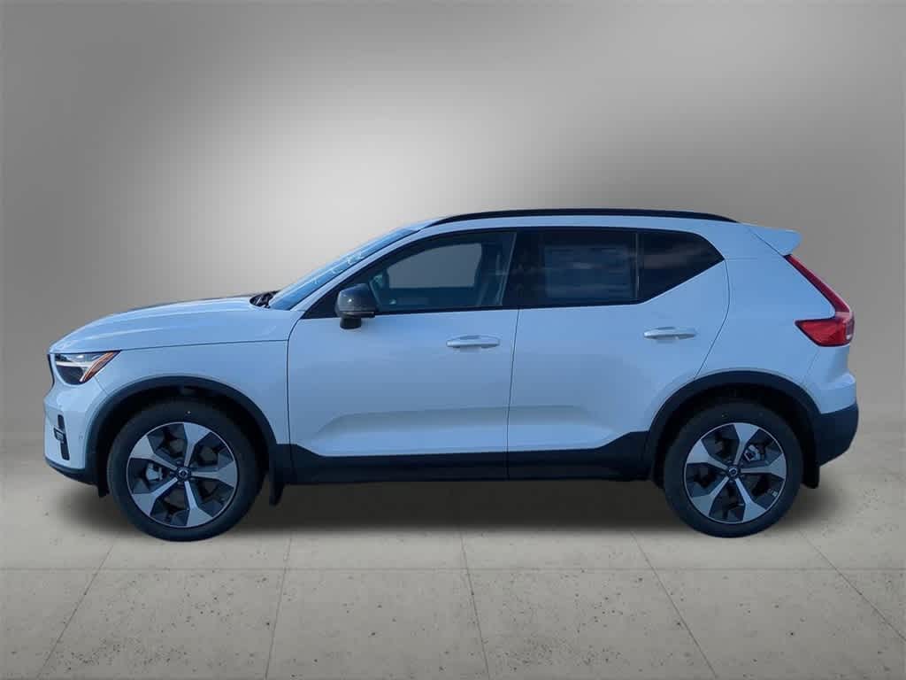 Thumbnail: 2026 Volvo XC40 - 3
