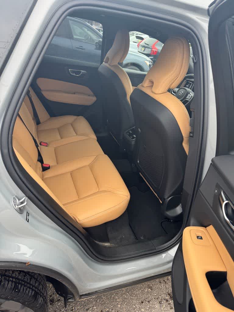 Thumbnail: 2025 Volvo XC60 - 16