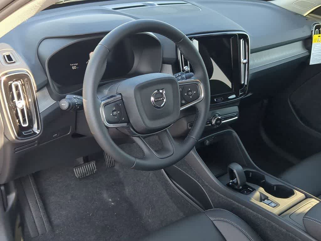 Thumbnail: 2026 Volvo XC40 - 2