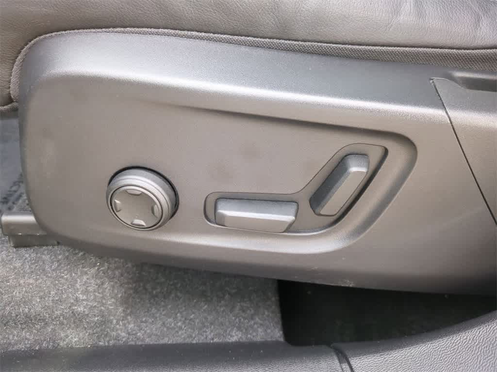 Thumbnail: 2023 Volvo XC40 - 9