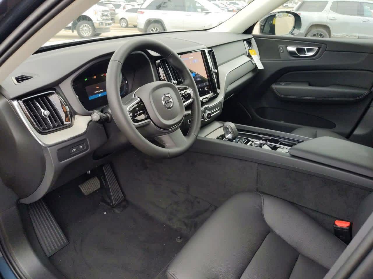2025 Volvo XC60 Hybrid T8 Plus photo 2