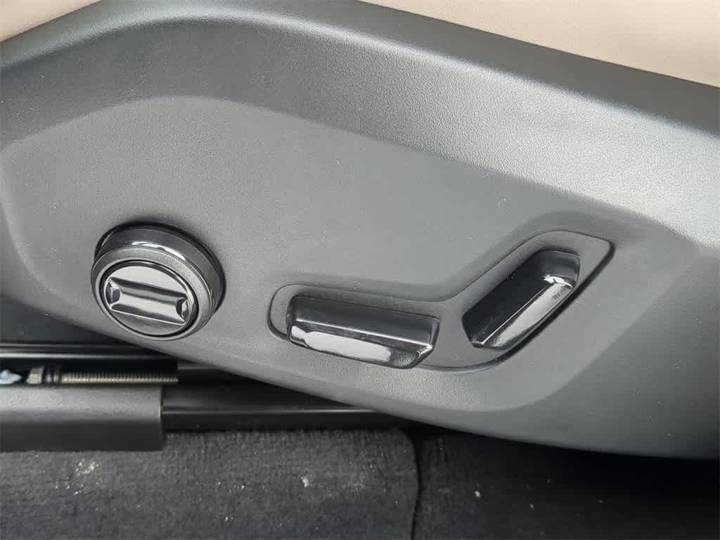 Thumbnail: 2026 Volvo XC60 - 16