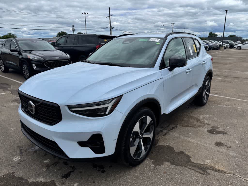 Thumbnail: 2026 Volvo XC40 - 1