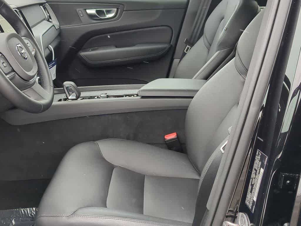 Thumbnail: 2025 Volvo XC60 - 15