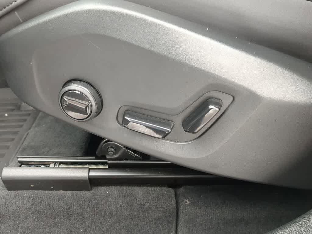 Thumbnail: 2026 Volvo XC60 - 16