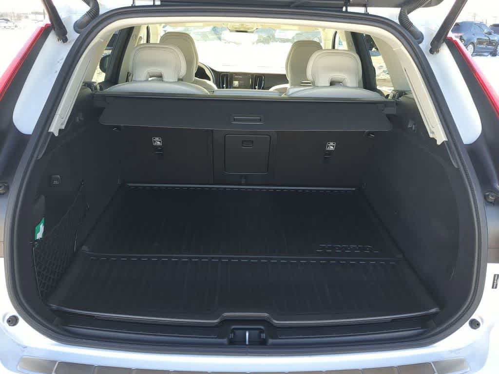 Thumbnail: 2025 Volvo XC60 - 32