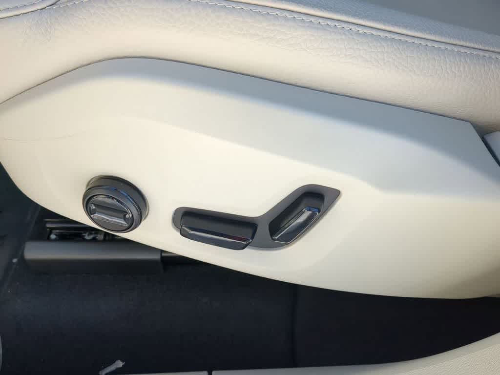 Thumbnail: 2025 Volvo XC60 - 16