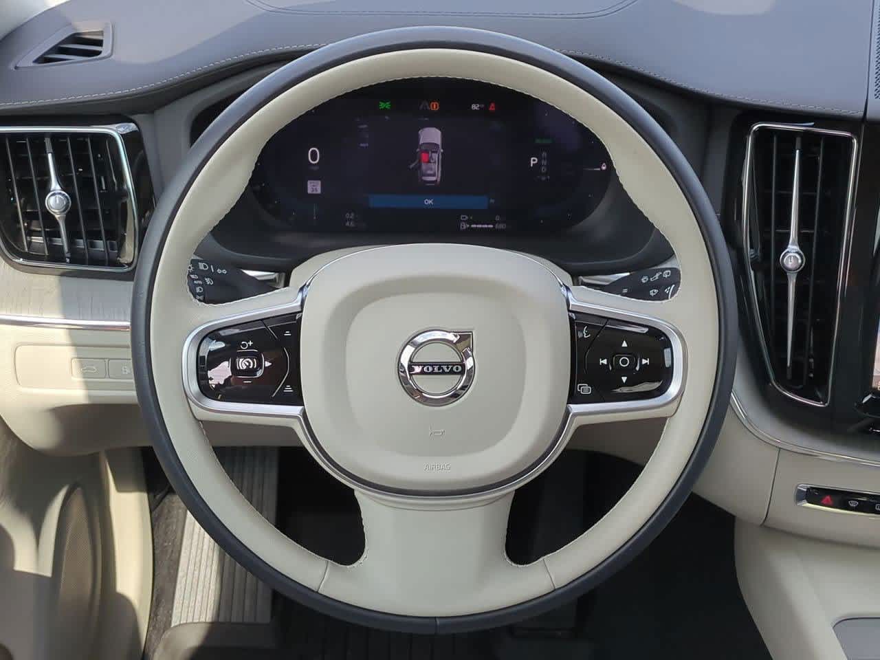 Thumbnail: 2025 Volvo XC60 - 17