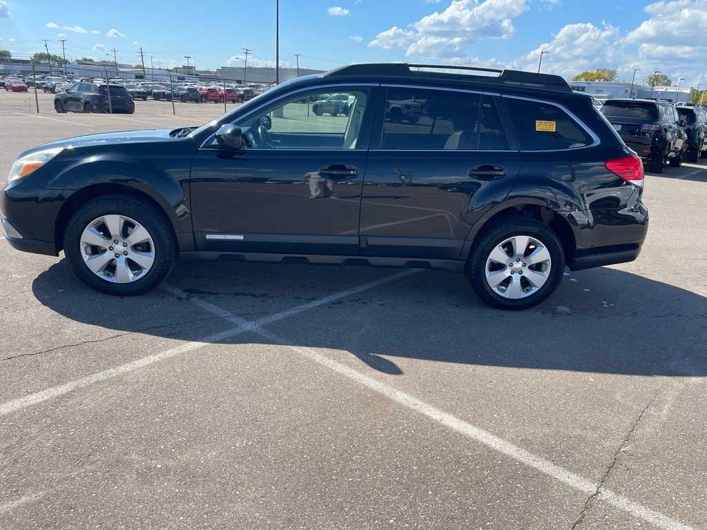 2010 Subaru Outback 2.5i Premium photo 2
