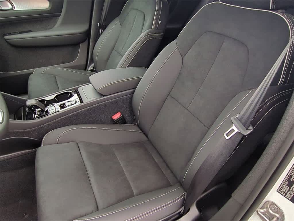 Thumbnail: 2026 Volvo XC40 - 15