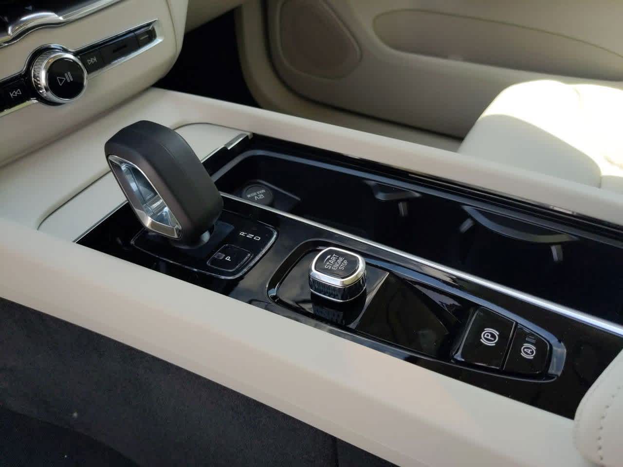 Thumbnail: 2025 Volvo XC60 - 23