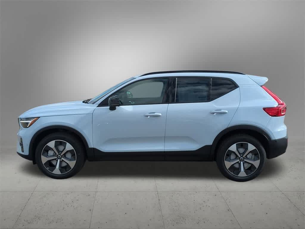 Thumbnail: 2026 Volvo XC40 - 3