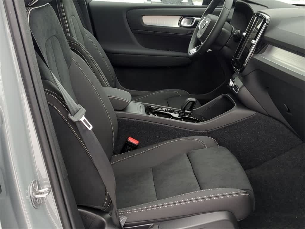 Thumbnail: 2026 Volvo XC40 - 21