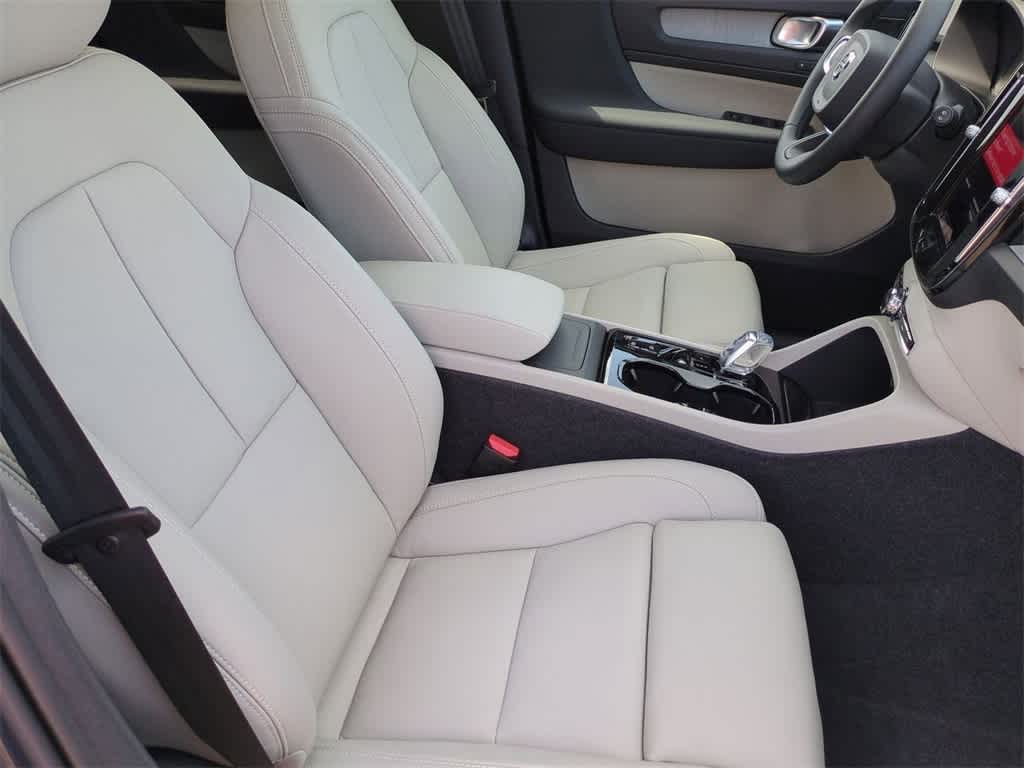 Thumbnail: 2026 Volvo XC40 - 22