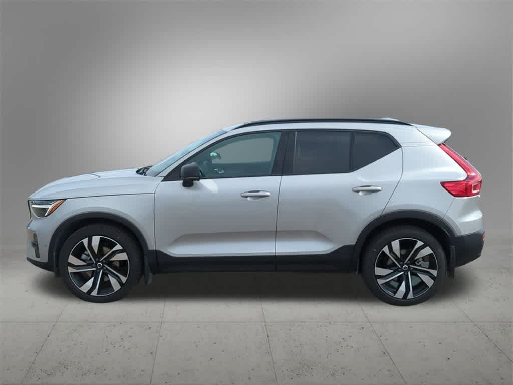 Thumbnail: 2025 Volvo XC40 - 3