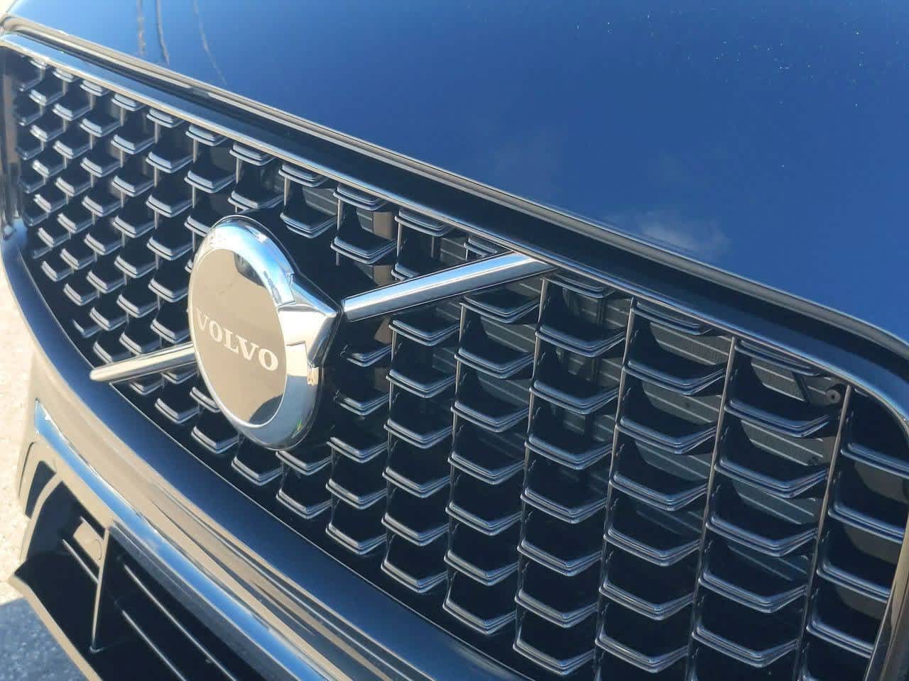 Thumbnail: 2025 Volvo XC60 - 10