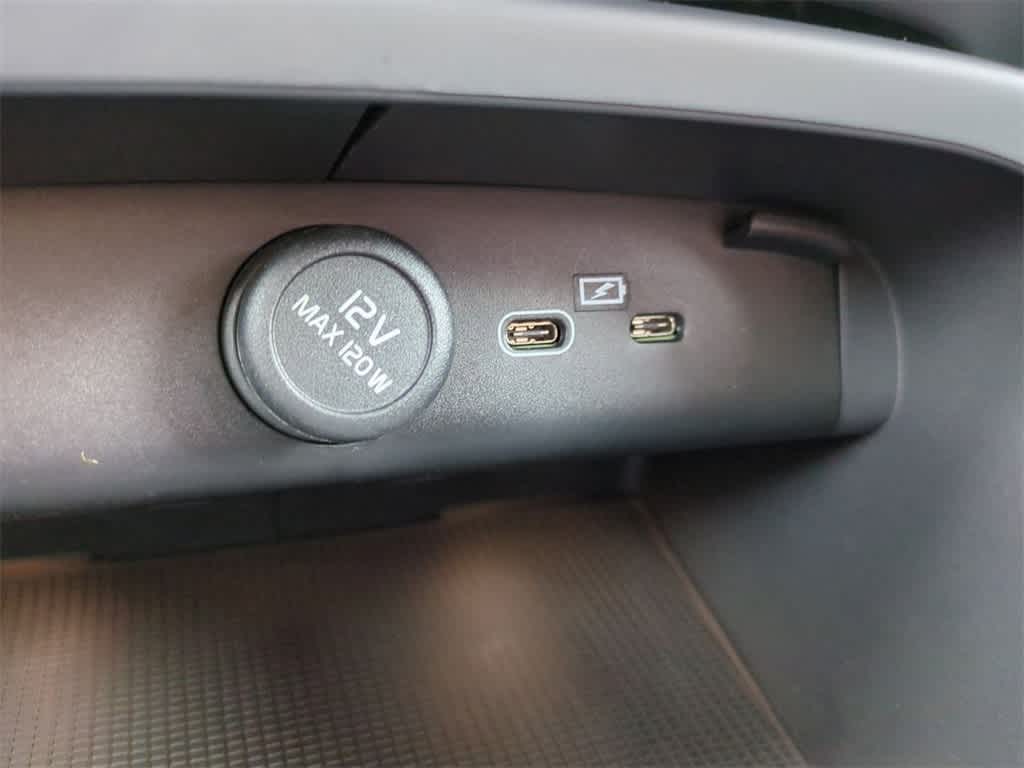 Thumbnail: 2023 Volvo XC40 - 23