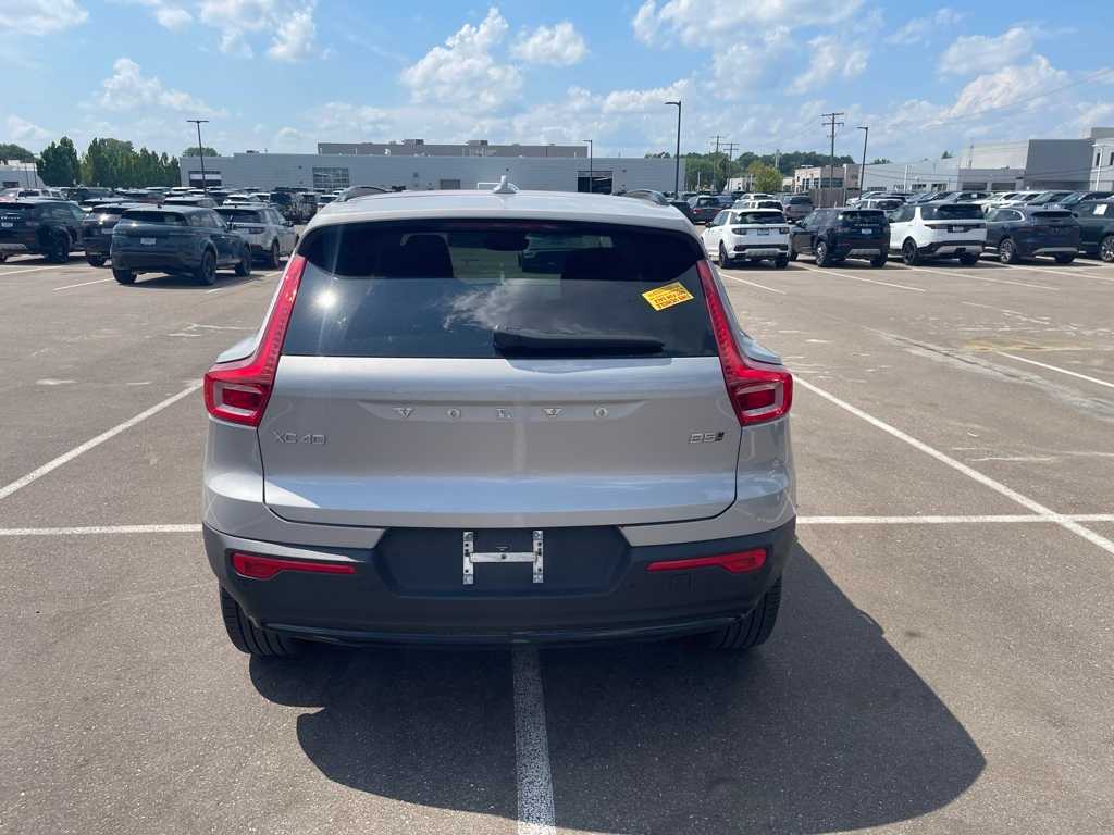 Thumbnail: 2023 Volvo XC40 - 4