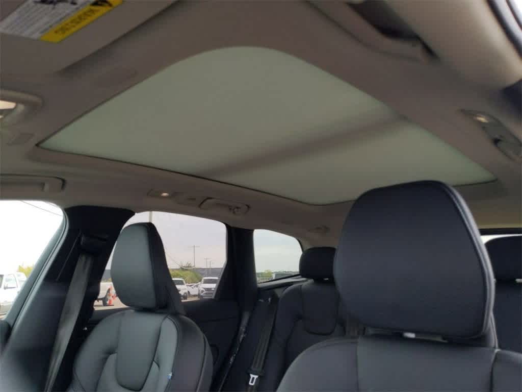 Thumbnail: 2025 Volvo XC60 - 16