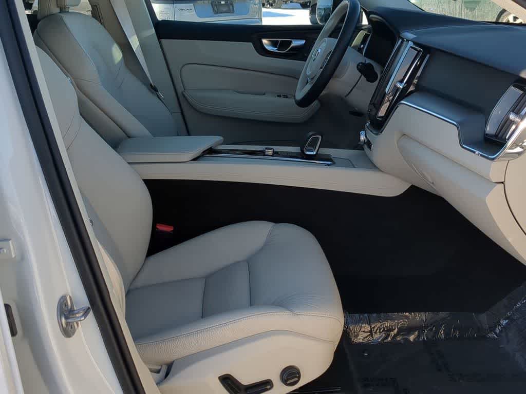 Thumbnail: 2025 Volvo XC60 - 20