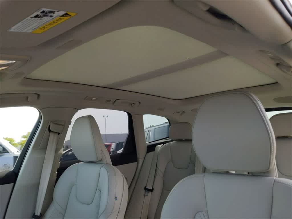 Thumbnail: 2025 Volvo XC60 - 16
