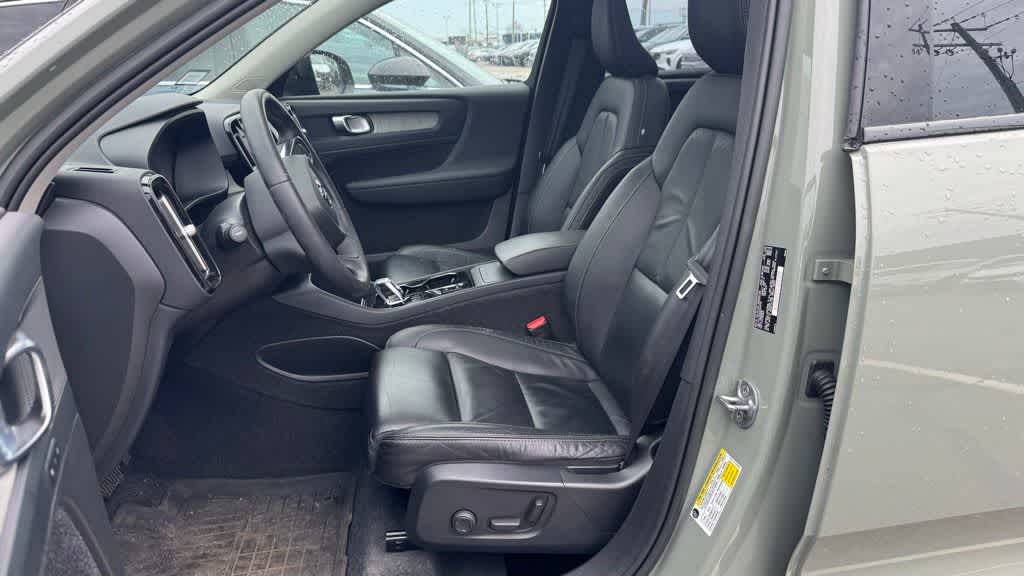 Thumbnail: 2023 Volvo XC40 - 18