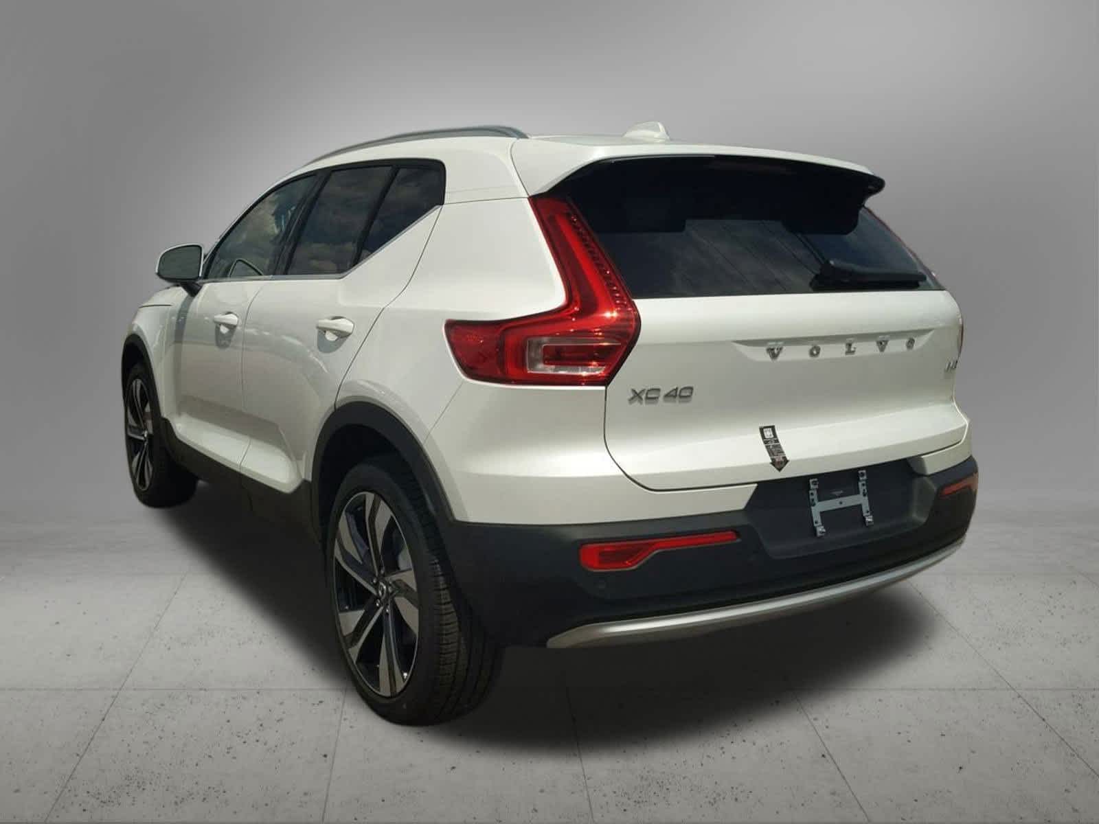 Thumbnail: 2025 Volvo XC40 - 4