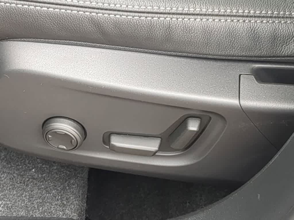 Thumbnail: 2026 Volvo XC40 - 16