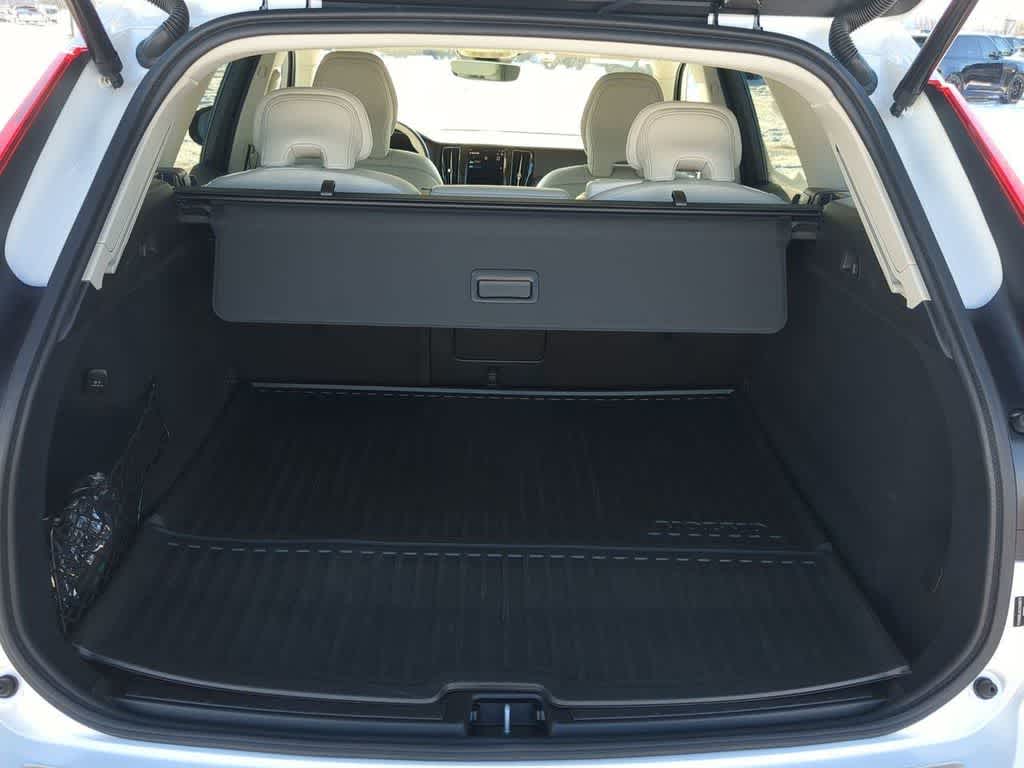 Thumbnail: 2025 Volvo XC60 - 32