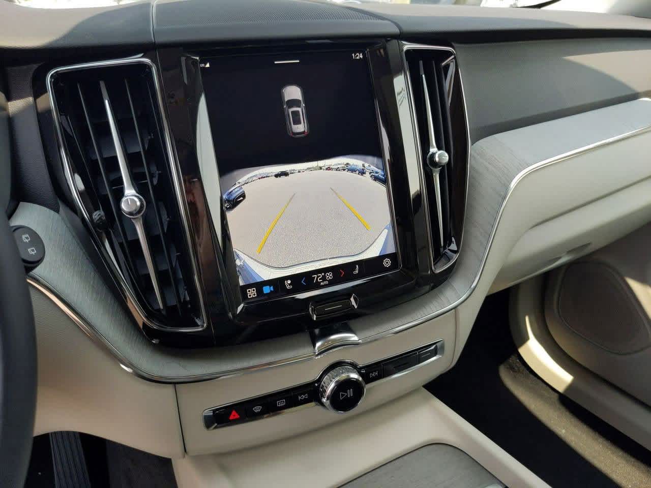 Thumbnail: 2025 Volvo XC60 - 22