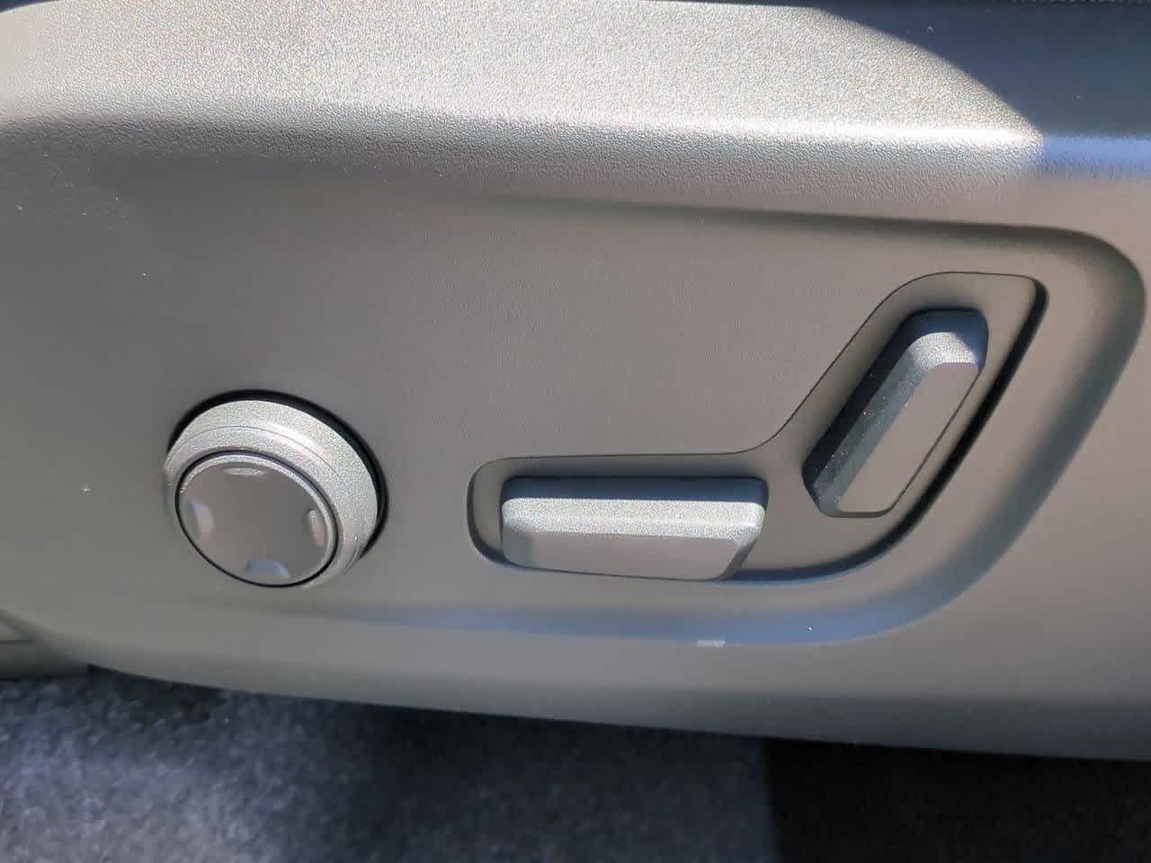 Thumbnail: 2026 Volvo XC40 - 16