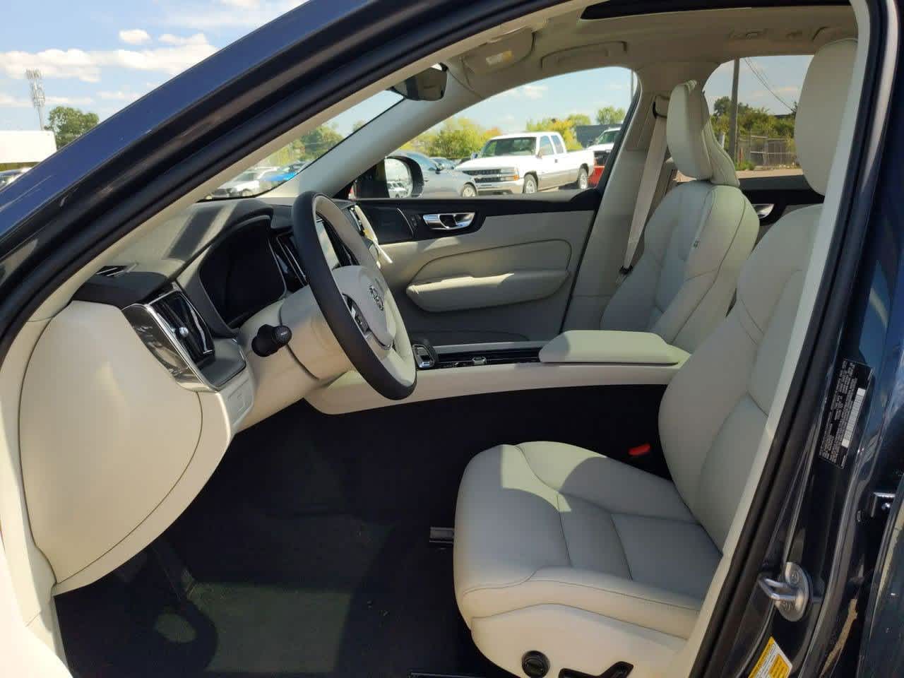 Thumbnail: 2025 Volvo XC60 - 14