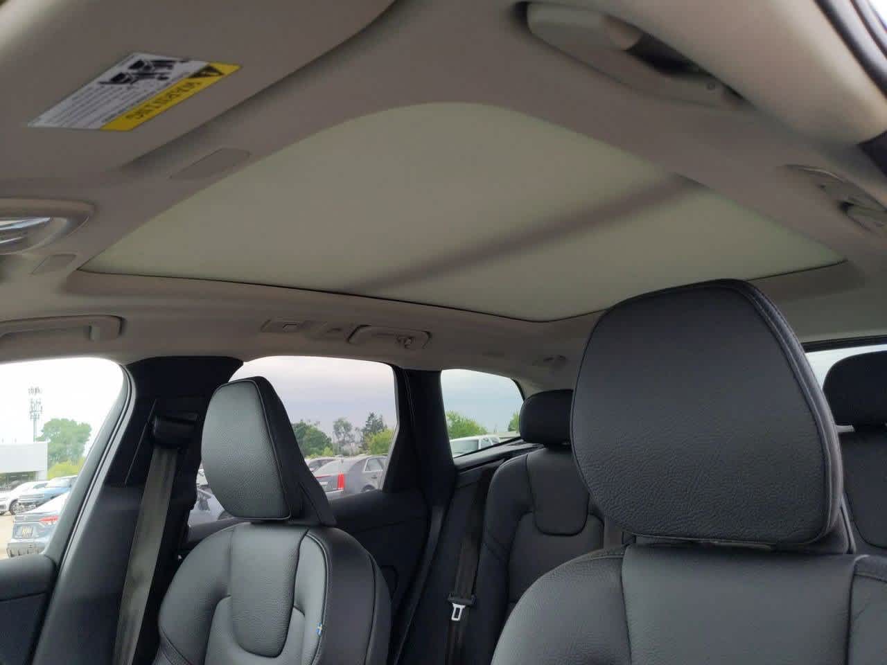 Thumbnail: 2025 Volvo XC60 - 16