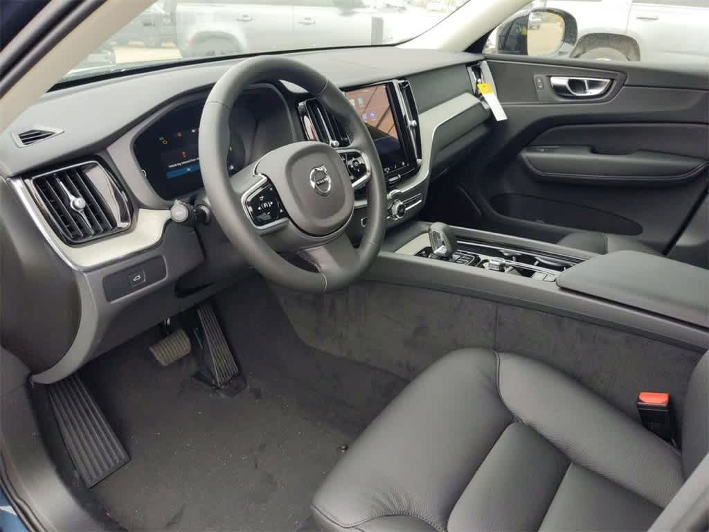 2025 Volvo XC60 Plus B5 photo 2
