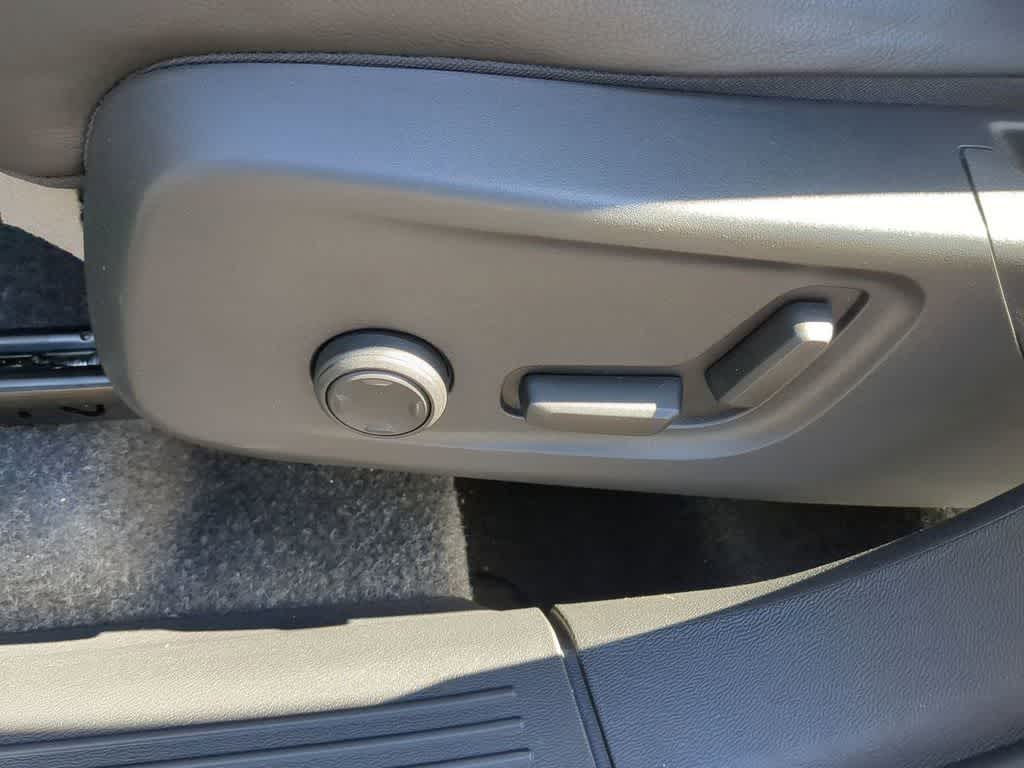 Thumbnail: 2026 Volvo XC40 - 16