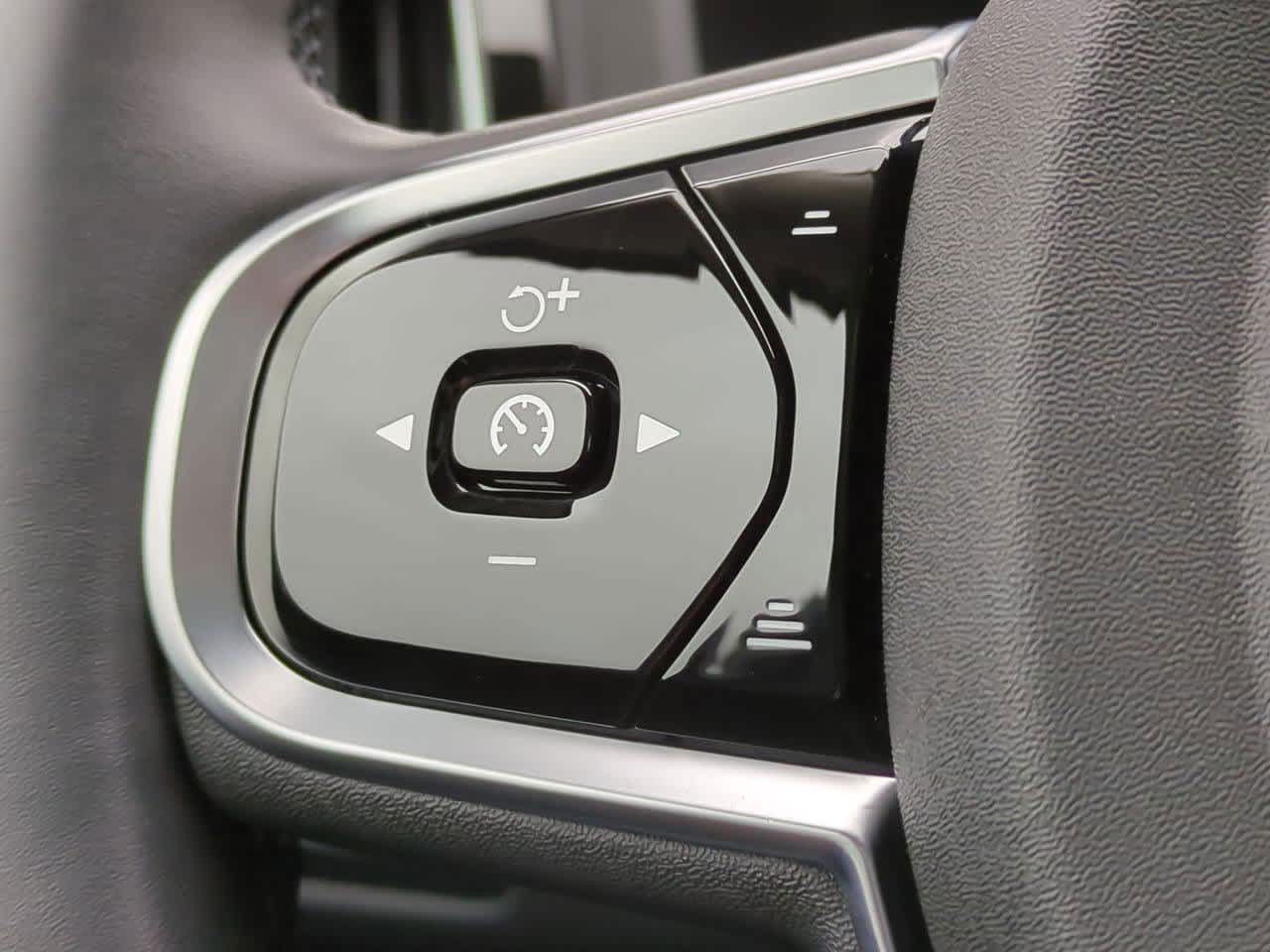 Thumbnail: 2025 Volvo XC60 - 24