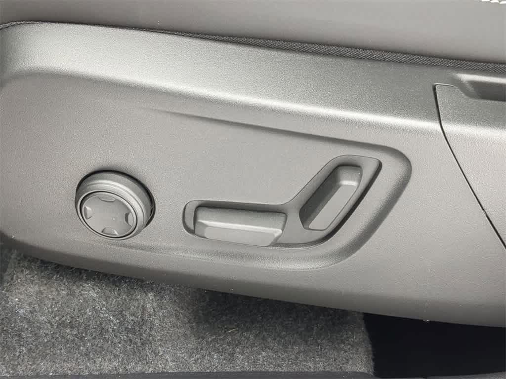 Thumbnail: 2026 Volvo XC40 - 17