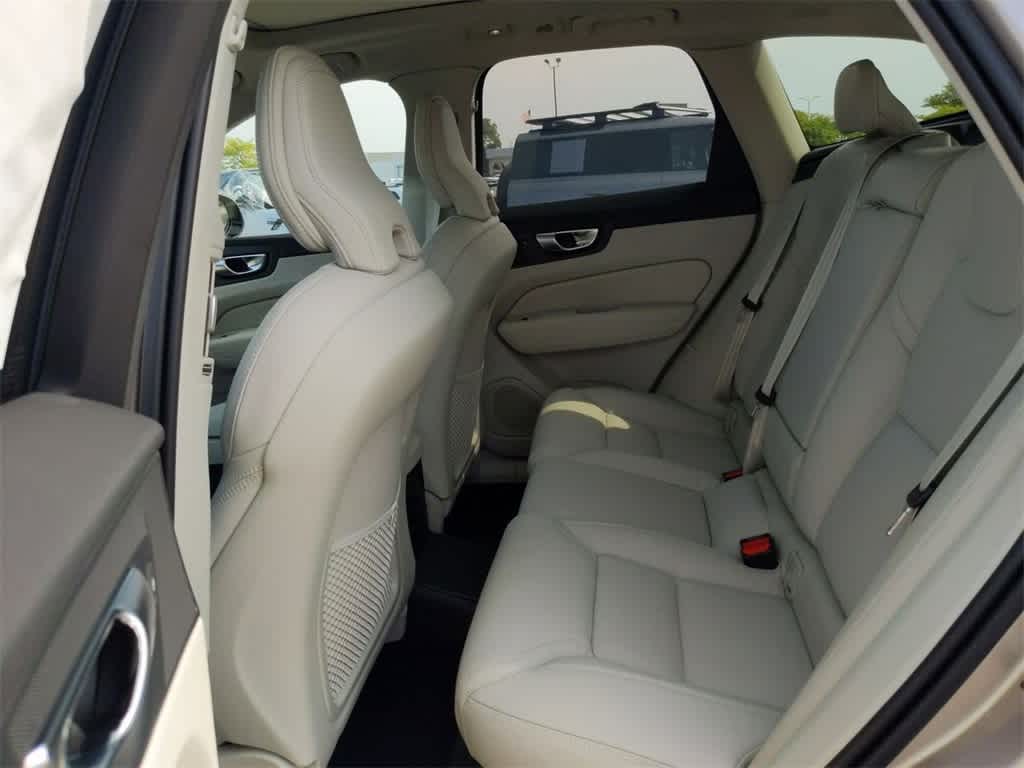 Thumbnail: 2025 Volvo XC60 - 17