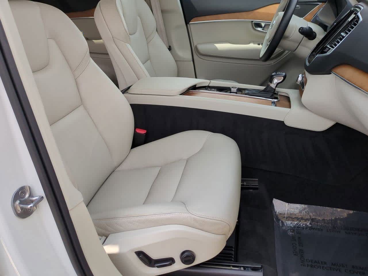 2022 Volvo XC90 T6 Momentum 21