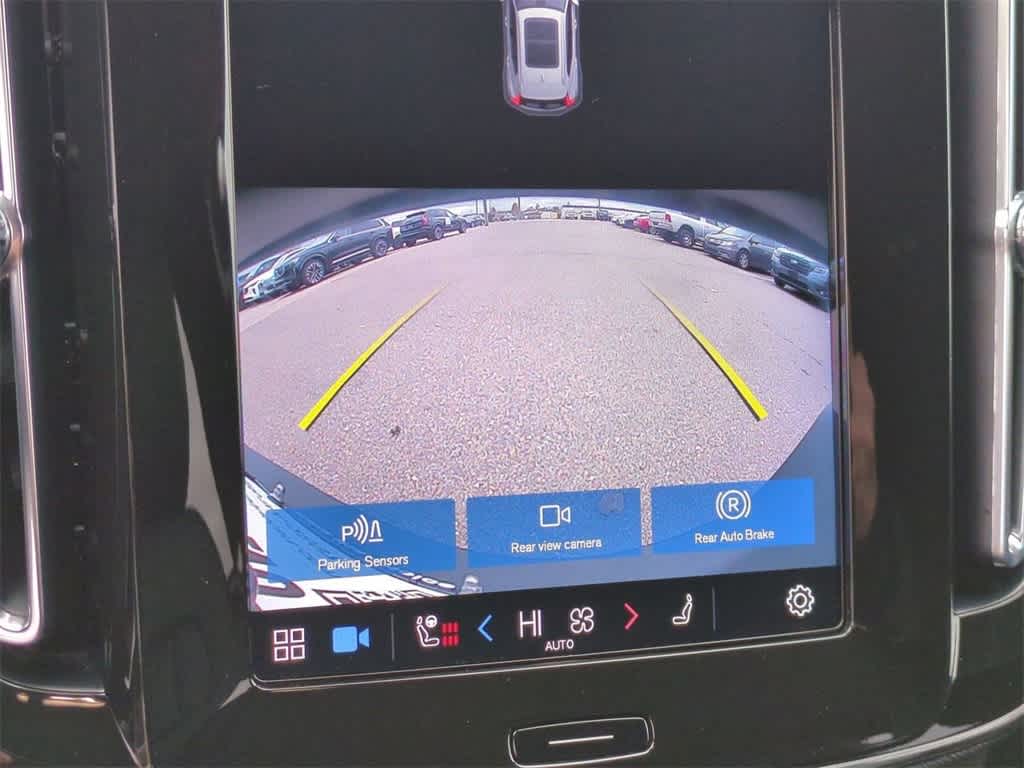 Thumbnail: 2023 Volvo XC40 - 21