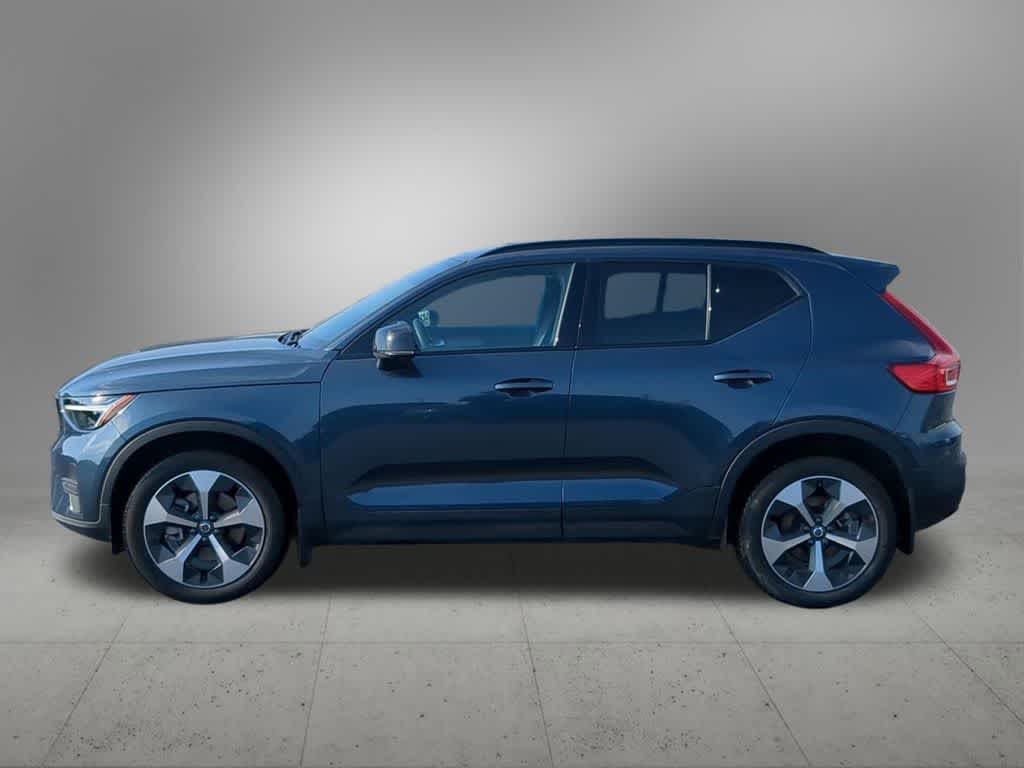 Thumbnail: 2026 Volvo XC40 - 3