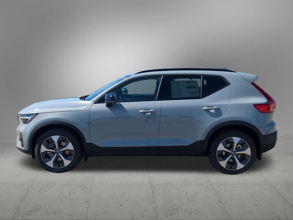 Thumbnail: 2026 Volvo XC40 - 3