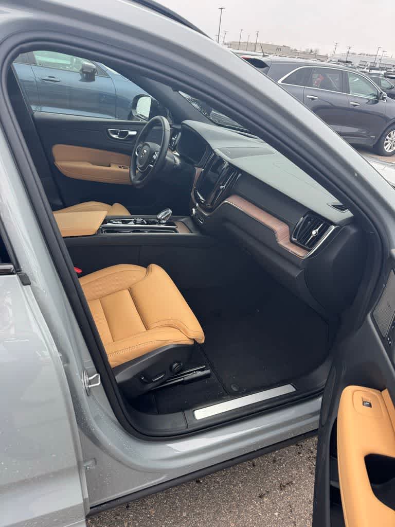 Thumbnail: 2025 Volvo XC60 - 15