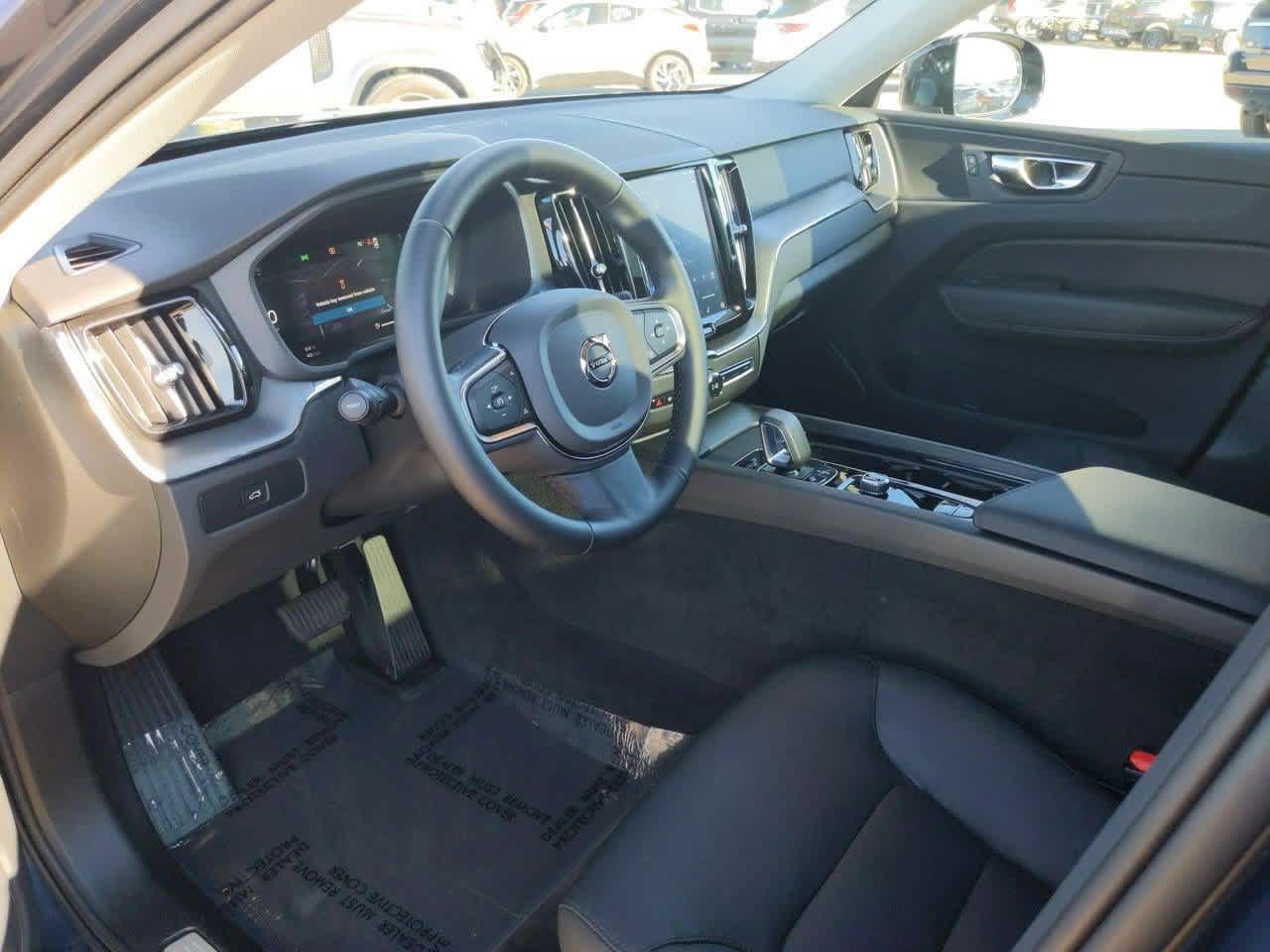 2025 Volvo XC60 B5 Core photo 2
